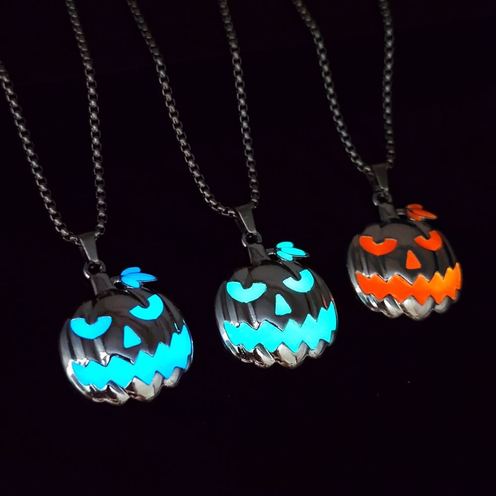Glowing Jack-O'-Lantern Necklace – Light-Up Halloween Pumpkin Pendant