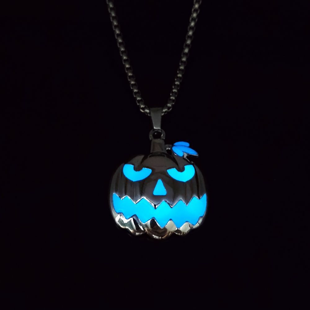 Glowing Jack-O'-Lantern Necklace – Light-Up Halloween Pumpkin Pendant