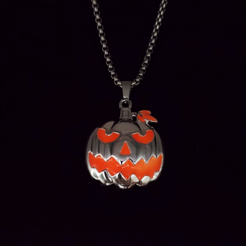 Glowing Jack-O'-Lantern Necklace – Light-Up Halloween Pumpkin Pendant