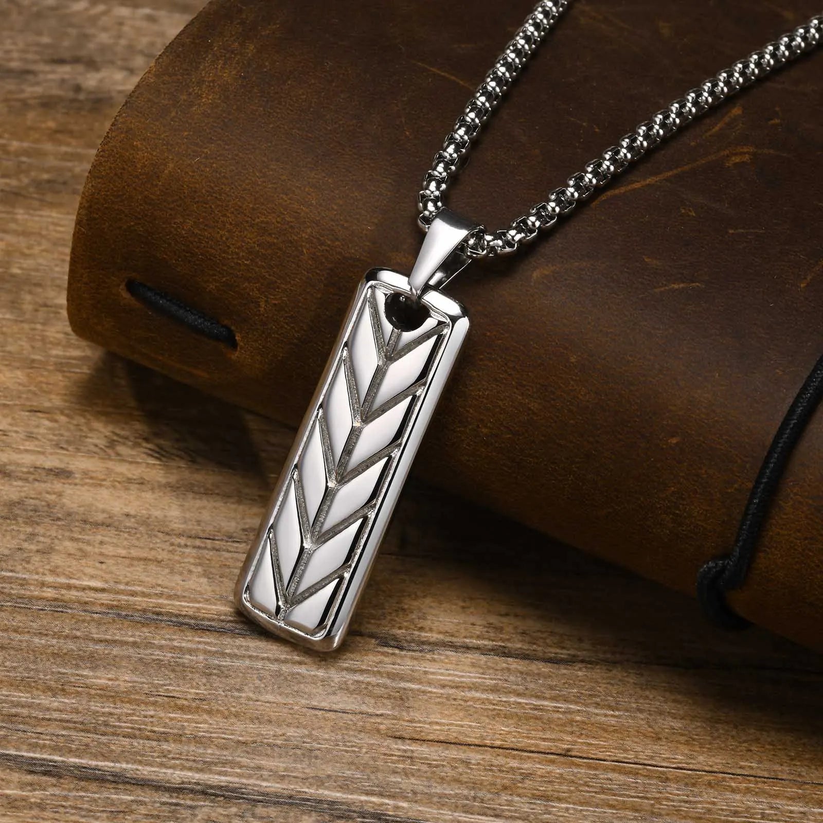 Stainless Steel Tire Pattern Necklace for Men – Sleek Geometric Bar Pendant Collar - Man Gifts Shop