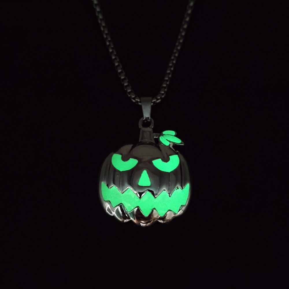 Glowing Jack-O'-Lantern Necklace – Light-Up Halloween Pumpkin Pendant