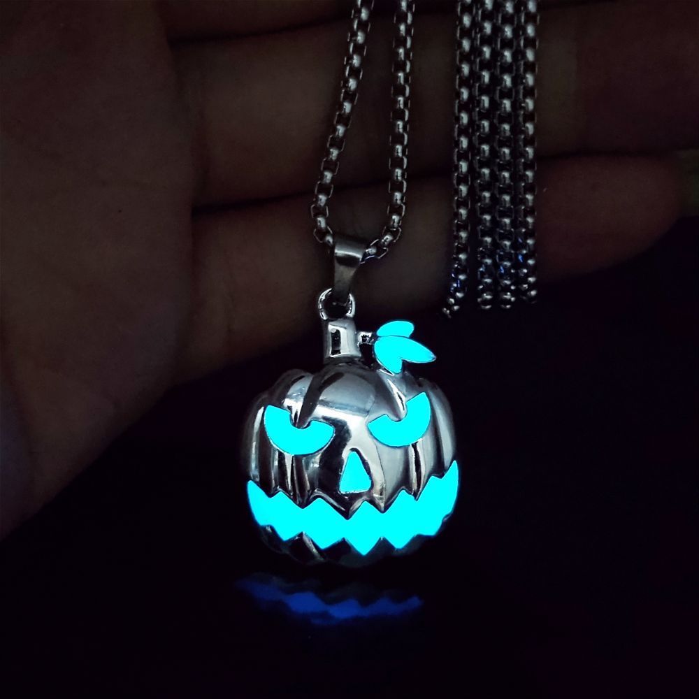 Glowing Jack-O'-Lantern Necklace – Light-Up Halloween Pumpkin Pendant